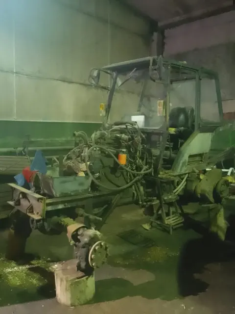 Машина коммунальная КМТ-1 на базе трактора ЛТЗ-60АБ-10, изготовитель ОАО «Липецкий трактор», год выпуска 2008, сертификат соответствия № РОСС.RU.МС03.В01288 от 12.02.2007 выдан ОСПТ НАТИ г. Москва, заводской № машины (рамы) 001297/004196, двигатель № 335651, коробка передач № 1341813, основной ведущий мост (мосты) № 1341813, 819468,  цвет черно-красный, вид двигателя колесный, паспорт самоходной машины и других видов техники (дубликат) ВВ 536728 выдан 17.10.2011