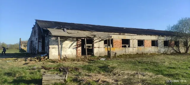 Здание, наименование: здание фермы, количество этажей -1,  площадь 1391,5 кв.м.  и земельный участок с кадастровым номером 62:05:2800601:379, на котором здание расположено