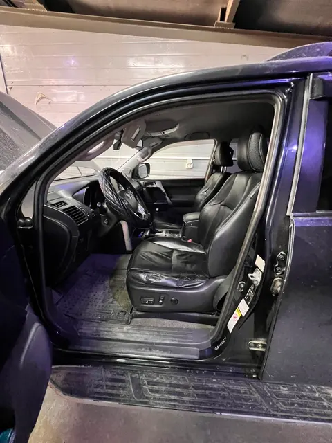 Toyota Land Cruiser Prado 2010 г.в., г/н М206МА14, цвет темно-серый, VIN JTEBU3FJ80K023928, по кузову мелкие царапины. Местонахождение: РС(Я). Собственник ГУП "Жилищно-коммунальное хозяйство РС(Я)".