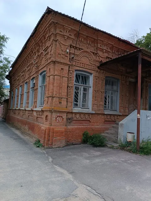 Комплекс имущества: нежилое здание площадью 175,9     кв. м и движимое имущество