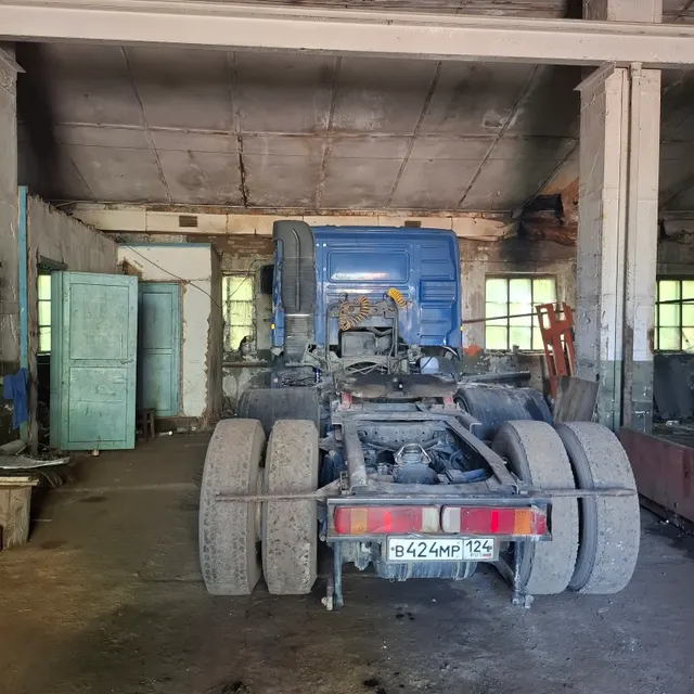 Грузовой тягач седельный Volvo FM 12 6x4, 2005 г.в., г/н В424МР124, VIN YV2JN60DX5A609356, кузов №7102770, цвет синий. Идентификационные номера не сверялись, рабочее состояние не проверялось, автомобиль закрыт, ключи и документы отсутствуют. Должник Бурцев А.В. Обременения: Арест, запреты судебного пристава исполнителя на рег. действия. Начальная цена продажи 1020000,00 руб. Задаток 153000,00 руб. (пор. 2287)