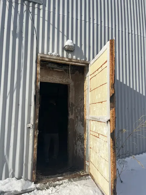 Нежилое здание общей площадью 88,6 кв.м с кадастровым номером 22:63:000000:1595, земельный участок общей площадью 675 кв.м  с кадастровым номером 22:63:050503:76, расположенные по ул.Матросской, 94е.