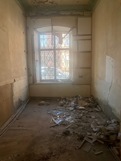 Объект муниципального нежилого фонда - двухэтажное нежилое здание площадью 2078,8 кв. м, в том числе подземных этажей 1 (Российская Федерация, Саратовская область, г. Саратов, ул. им. Кутякова И.С., д. № 12) с одновременным предоставлением лицу, приобретающему объект культурного наследия, земельного участка площадью 2192 кв. м с кадастровым номером 64:48:010240:695 (Саратовская область, город Саратов, улица им. Кутякова И.С., дом № 12), необходимого для его использования, в аренду