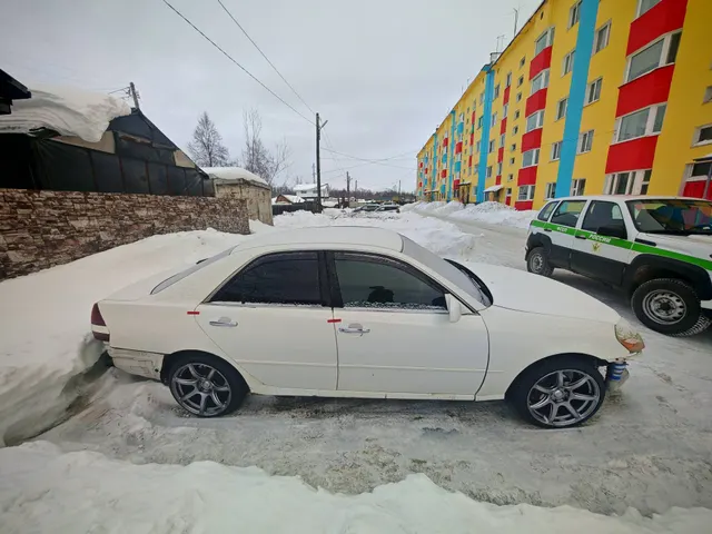 Автомобиль легковой седан Тойота Марк 2, цвет бежевый, гос. номер А287ЕР49, 2001 года выпуска, руль - правый, привод - полный