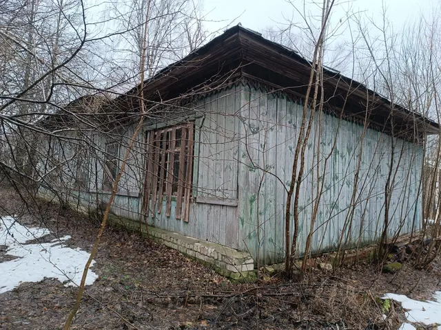 Нежилое здание с прилегающим земельным участком