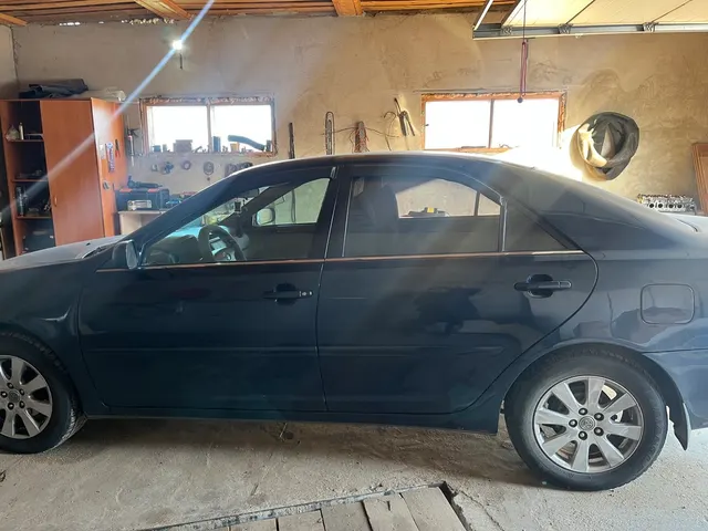Транспортное средство Toyota Camry, 2004 года выпуска, цвет - синий, идентификационный номер (VIN) 4T1ВЕ32К84U328321, государственный регистрационный номер В587ТВ38.