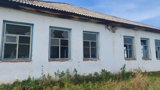 Нежилое здание (кадастровый номер 85:04:050201:104), общей площадью 121,9 кв.м., расположенное по адресу: Российская Федерация, Иркутская область, м.о. Нукутский, д. Хамхар, ул. Школьная, стр. 2.