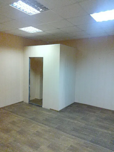 Объект аренды, площадь 67,8 кв. м, номера на поэтажном плане: этаж 1,  пом. 46 - 48, адрес (местонахождение) объекта: Тульская область,  р-н Узловский, г. Узловая, пл. Ленина, д. 3. Вход в объект аренды из общей входной группы