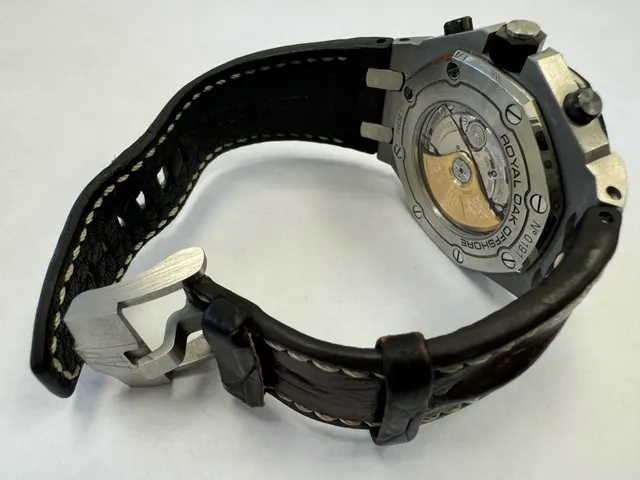 Наручные часы «Audemars Piguet Royal Оаk 0ffshore ref. 26470st.oo.a801cr.01», корпус ромбовидный, из металла серебристого цвета, ремешок из материала черного цвета с замком из металла серебристого цвета. На оборотной стороне: штампованная надпись «ROYAL OAK OFFSHORE», «№ 0191», «I 20350», б/у.