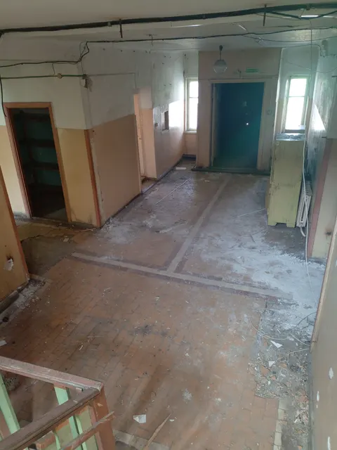 Земельный участок общей площадью 1000 кв.м. с кадастровым номером: 18:30:000261:13 с расположенным на нем объектом недвижимого имущества – здание общей площадью 1053 кв.м. с кадастровым номером: 18:30:000261:44, по адресу: Удмуртская Республика, г. Сарапул, ул. Первомайская, д. 13а