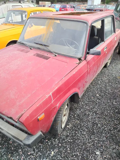 Автомобиль «ВАЗ 2107» вишневого цвета, разукомплектованный, без государственных регистрационных знаков