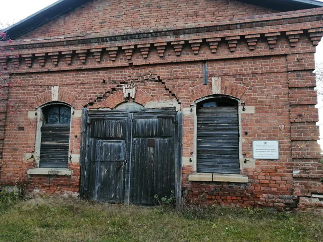 Нежилое здание – Магазин бывшего купца Завадовского, общей площадью 191,4 кв. м., с кадастровым номером 70:11:0100016:910, расположенное по адресу: Томская область, Парабельский район, с. Нарым, ул. Куйбышева, д. 15.