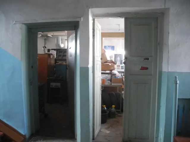 Нежилое помещение площадью 158,9 кв.м, кадастровый номер 31:21:0703004:104 (РНФИ П13330004090), расположенное по адресу: Белгородская область, Красногвардейский район, г. Бирюч, ул. Ольминского, д.3 (лит.Б); и иное движимое имущество, первоначальная стоимость единицы которого меньше 500 тыс. рублей (станки для печати газет 4 шт.) (РНФИ П25330000042)