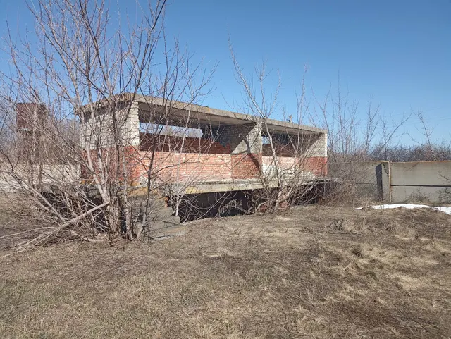 Земельный участок и расположенные на нем нежилые здания: проходная будка, основной склад, здание – гараж, здание – подстанция трансформаторная, эстакада для хранения баллонов, склад ГСМ № 1, по адресу Саратовская область, Калининский район, г. Калининск, ул. Пролетарская, №2/1. Площадь земельного участка 6582 кв.м, кадастровый номер земельного участка 64:15:281811:31; площадь проходной будки – 7,1 кв.м, кадастровый номер 64:15:000000:7542; площадь основного склада – 1315,8 кв.м, кадастровый номе