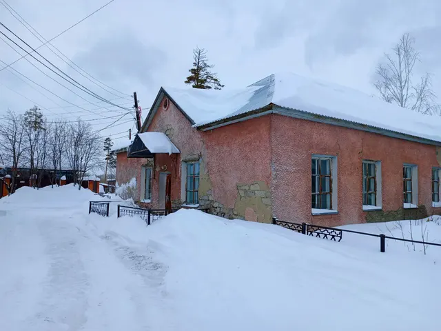 Нежилое здание (врачебная амбулатория), общей площадью 527,6 кв. м,                год постройки 1988, количество этажей 2, в том числе подземных 1, кадастровый номер 22:04:130002:1221, по адресу: Российская Федерация, Алтайский край, Бийский район, с. Лесное, ул. Советская, д. 36, расположено на земельном участке с кадастровым номером 22:04:130002:403 площадью 1764 кв. м.