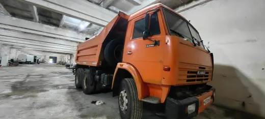 Грузовой самосвал КАМАЗ 55111-15, 2007 г.в., VIN XTC55111R72299204, г.н. М019ОМ51, цвет оранжевый, по кузову следы коррозии. Работоспособность не проверялась. Заложенное имущество. Расположено по адресу: Мурманская обл., Кольский р-н, тер. п/ф "Снежная", корп. 18. Должник ООО «Северстроймонтаж».