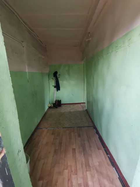 Нежилое здание, кадастровый номер 65:11:0000009:636, площадь 105,8 кв. м, год постройки 1983 г., количество этажей: 1, расположенное на земельном участке с кадастровым номером 65:11:0000009:215, площадью 2 156 кв. м
