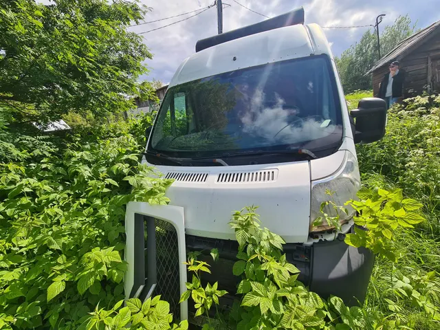 Грузовой фургон Citroen Jumper, 2014 г. в., VIN VF7YAZMFB12613118, г. н. О540МР51, цвет белый. Решетка радиатора снята, следы ржавчины и коррозии по всему кузову, задняя левая часть после значительного ДТП с деформацией металла, в том числе крыша. Работоспособность не проверялась. Заложенное имущество. Расположено по адресу: Мурманская обл., ж.с. Выходной, лн. 2-я, д. 2. Должник ООО «Вентпроммонтаж».