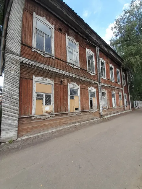 Продажа находящегося в федеральной собственности объекта недвижимого имущества площадью 665,3 кв. м (кад. номер 11:05:0106056:52), по адресу: Республика Коми, г. Сыктывкар, ул. Кирова, д. 33, являющегося объектом культурного наследия регионального значения, находящимся  в неудовлетворительном состоянии, с одновременным предоставлением в аренду находящегося в федеральной собственности земельного участка площадью 1183 кв. м (кад. номер 11:05:0106056:479), на котором расположен такой объект.