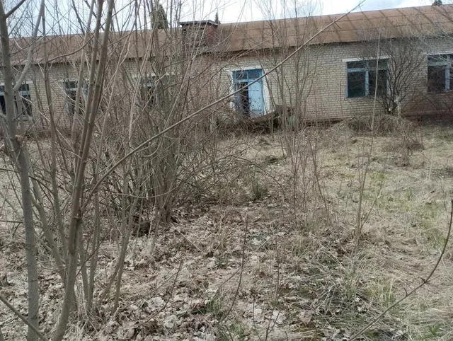 Земельный участок площадью 22 575 +/- 107 кв.м., кад.№: 48:14:1560105:12; административное здание 912,9 кв.м., здание котельной 116,4 кв.м., сооружение (уборная) 25,6 кв.м. по адресу: Липецкая обл, р-н Становлянский, с/п Михайловский сельсовет, с. Семенек, ул. Юрикова, д. 23