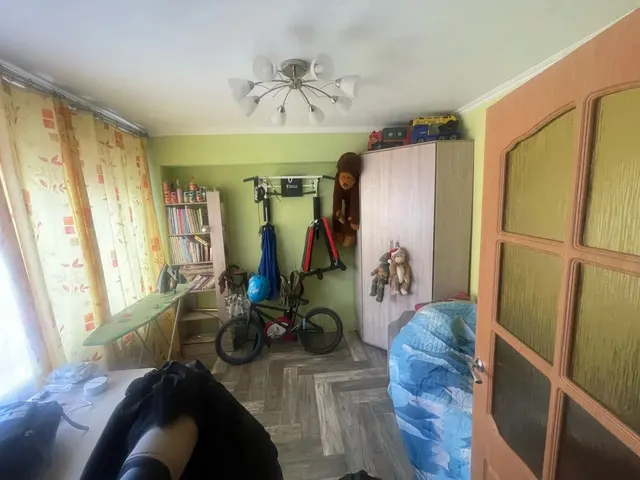 Квартира, назначение: жилое, этаж 4, площадь 48,8 кв.м., к/н 75:32:020137:333, по адресу: Забайкальский край, г.о. город Чита, г. Чита, ул. Гагарина, д. 17 кв. 13. Квартира имеет 3 комнаты, на полу линолеум, стены и потолок окрашены, квартира угловая, на окнах и балконе пластик