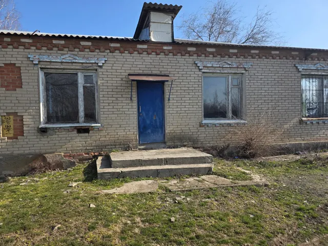 Административное здание, кадастровый номер 61:35:0090101:2933, назначение: нежилое, общая площадь: 288,5 кв.м., количество этажей: 1, год завершения строительства: 1980, расположенное по адресу: Ростовская область, р-н Семикаракорский, х. Сусат, ул. Гагарина, д. 77/7. Приватизация здания осуществляется одновременно с отчуждением победителю аукциона в собственность земельного участка площадью 768 кв.м, кадастровый номер 61:35:0090101:714, цена выкупа земельного участка - 218000,00 руб.