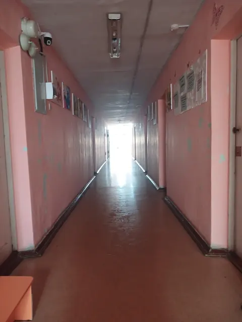 Нежилое помещение, общей площадью 67,7 кв.м., расположенное по адресу: Свердловская область, г. Асбест, пр-т имени В.И. Ленина, здание 29, 2 этаж, номера на поэтажном плане согласно техническому паспорту: № 16, 17. Нежилое помещение находится на втором этаже в здании учебного корпуса, год постройки здания: 1967 г., материал стен: кирпич, количество этажей: 5; помещение электрифицировано, имеет теплоснабжение. Кадастровый номер здания, в котором находит помещение: 66:34:0502029:556