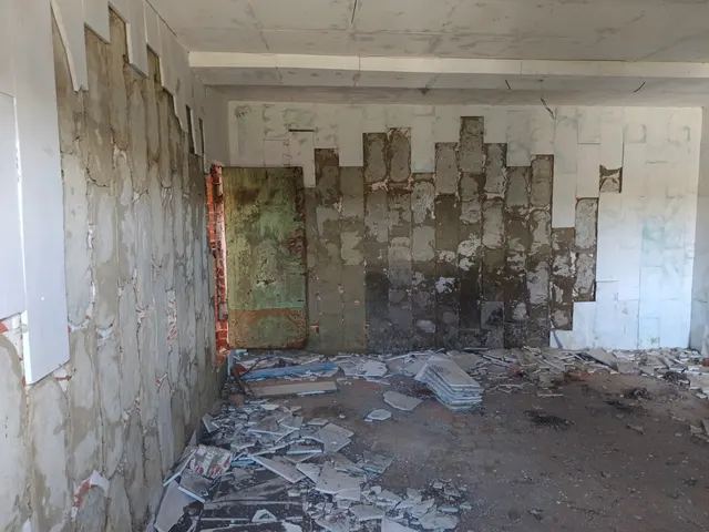 Нежилое здание с земельным участком