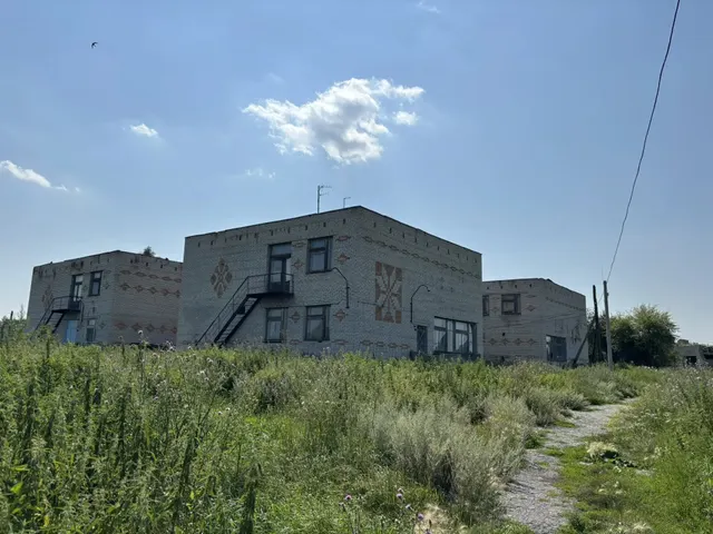 Здание, назначение: нежилое, общей площадью 1 287,1 кв.м., кадастровый номер 45:04:010301:255, расположенное по адресу: Курганская область, Далматовский район, с. Тамакульское, ул. Советская, д. 2а одновременно с земельным участком, площадью 6 354 кв.м., кадастровый номер 45:04:010301:211 с видом разрешенного использования – деловое управление, местоположение установлено относительно ориентира: Курганская область, Далматовский район, с. Тамакульское, ул. Советская, д. 2а