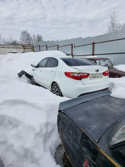 Годные остатки KIA RIO, г.в. 2014, VIN: Z94CB41BAFR247797, г/н: Р066МО11, Документы: Нет, Ключи: Нет, Примечание: Передняя часть автомобиля битая, часть двигателя отсутствует, лобовое стекло битое. АС ПИБИ: 11-008763-1