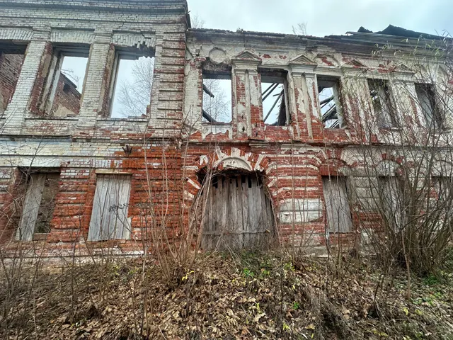 Изъятый на основании решения суда 
выявленный объект культурного наследия «Школа», вторая половина XIX в., нежилого здания, площадью 368,3 кв. м, с кадастровым номером 76:13:040202:692, расположенный по адресу: Ярославская область, Ростовский район, р.п. Поречье – Рыбное, ул. Ленинская, д.2, с земельным участком с кадастровым номером 76:13:040202:492.

