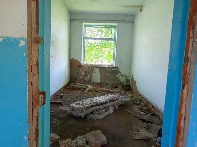 Нежилое здание (клуб), общей площадью 167,1 кв. м, год постройки 1968, количество этажей 1, в том числе подземных 0, кадастровый номер 22:04:330003:348, по адресу: Российская Федерация, Алтайский край, Бийский район, с. Усятское, ул. Нагорная, 41а, расположенное на земельном участке с кадастровым номером 22:04:330003:331, площадью 860 кв. м