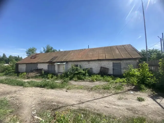 Находящиеся в муниципальной собственности нежилое помещение с кадастровым номером 32:11:0270610:133, площадью 127,7 кв.м., расположенное на земельном участке с кадастровым номером 32:11:0270610:305, площадью 350,0 кв.м., по адресу: Российская Федерация, Брянская область, муниципальный район Клетнянский, городское поселение Клетнянское, поселок Клетня, улица Советская, дом 2А