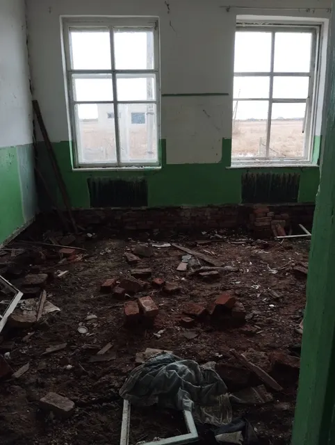 Здание, кадастровый номер: 45:02:011101:447; назначение: нежилое; площадь: 454,5 кв. м; этажность: 1, в том числе подземных 0, одновременно с земельным участком площадью 5551 кв. м с кадастровым номером 45:02:011101:841 из земель населенных пунктов, с видом разрешенного использования: объекты торговли (торговые центры, торгово-развлекательные центры (комплексы)