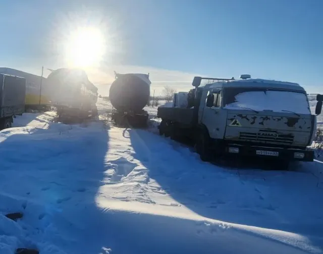 Грузовой бортовой КАМАЗ 53215, 2001 г/в, г/н: Н913УР63, цвет: светло дымчатый, VIN: XTC53215012161313