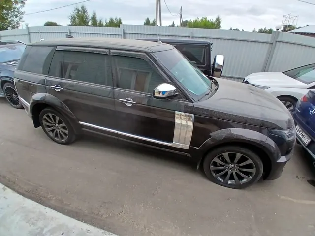 Легковой автомобиль LAND ROVER RANGE ROVER, 2020 года выпуска, идентификационный номер (VIN): SALGA3BE0LA598071, № кузова (прицепа): SALGA3BE0LA598071, шасси (рамы): отсутствует, № двигателя: 19120221303, мощность двигателя: 564,2 л.с., 415 кВт, объем двигателя: 4999 куб. см, цвет: красный черный, гос. номер С586СС197