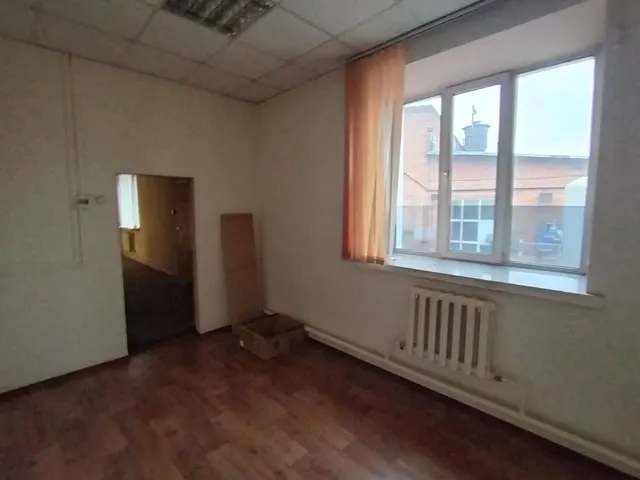 часть нежилого отдельно стоящего 2-х этажного здания с кадастровым номером 42:24:0501006:956, в том числе помещение обозначенное на поэтажном плане под № 31 (2 этаж) общей площадью                     11,5 кв.м, расположенного по адресу: г. Кемерово,  ул. Станционная, 2
