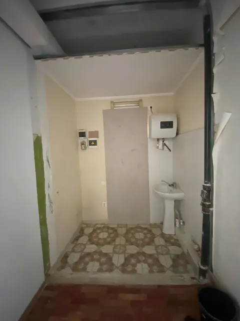 Лот 2(6) Краснодарский край, г. Краснодар, Прикубанский округ,                                 п. Белозерный, № 12/1, нежилые помещения № 11, 12, общей площадью 18,1 кв.м, назначение: нежилое, наименование: помещения № 11,12, 2-го этажа здания литер А1, этаж № 2