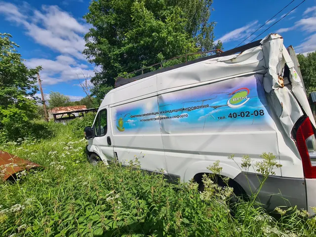 Грузовой фургон Citroen Jumper, 2014 г. в., VIN VF7YAZMFB12613118, г. н. О540МР51, цвет белый. Решетка радиатора снята, следы ржавчины и коррозии по всему кузову, задняя левая часть после значительного ДТП с деформацией металла, в том числе крыша. Работоспособность не проверялась. Заложенное имущество. Расположено по адресу: Мурманская обл., ж.с. Выходной, лн. 2-я, д. 2. Должник ООО «Вентпроммонтаж».
