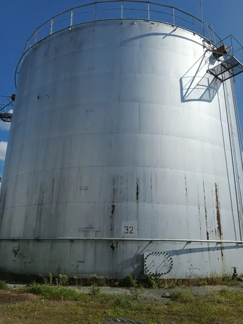 Лот № 3. Нефть в количестве 1 709,887 тонн со следующими характеристиками: массовая доля серы 2,69%, плотность при температуре 20 С – 917 кг/м3, при температуре 15 С – 920,4 кг/м3, массовая доля воды – следы, массовая концентрация хлористых солей – 78,4 мг/дм3, массовая доля механических примесей – отсутствуют, местоположение: резервуар № 32 емкостного парка МП ЭМР «ЭНП», расположенного по адресу: 648000, Красноярский край, п. Тура, «Нефтебаза».