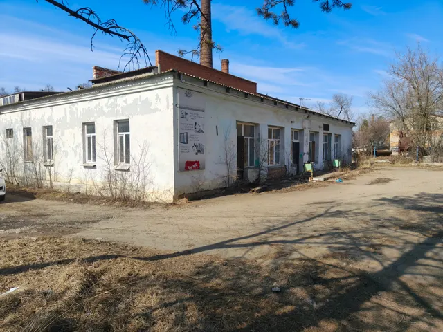Нежилое здание с земельным участком