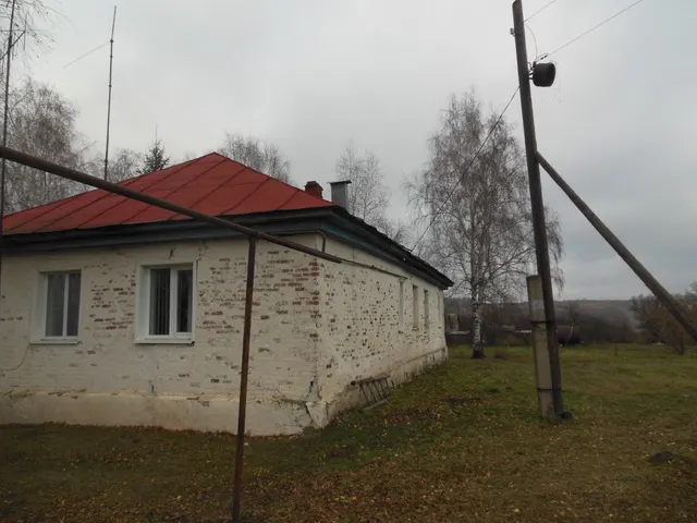 Здание с земельным участком