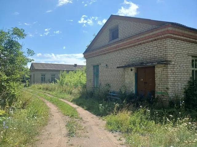 Нежилое здание и земельный участок