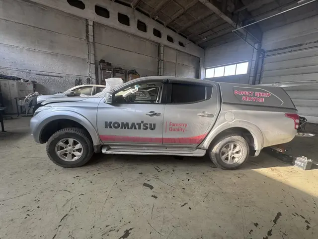 Транспортное средство Mitsubishi L 200 2.4, 2017 года выпуска, цвет -серебристый, VIN MMCJJKL10HH032461, государственный номер М822ОР29. Состояние ТС: не на ходу, неисправен двигатель, сколы и потертости по кузову, разбито правое зеркало и поворотник на левом зеркале, под капотом часть агрегатов изъято