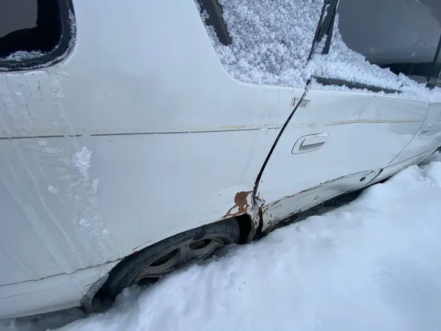 Автомобиль марки Toyota Ipsum с государственным регистрационным знаком У904КК14, автомобиль белого цвета, все 4 колеса на месте, все стекла целые, задняя фара разбита, вмятина на задней двери