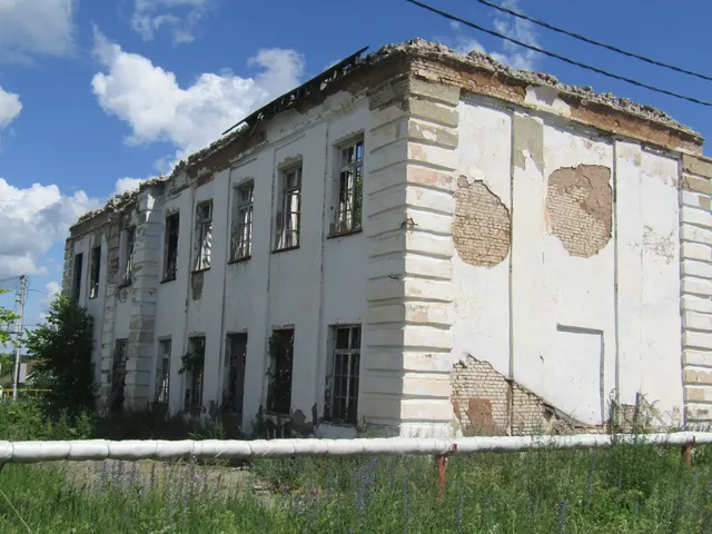 Здание учебного корпуса (под разбор). 2 этажное, назначение: нежилое, площадью 1311,50 кв.м, 1958 года ввода в эксплуатацию, расположенное по адресу: Самарская область, Шенталинский район, станция Шентала, улица Льва Толстого, дом 47.
