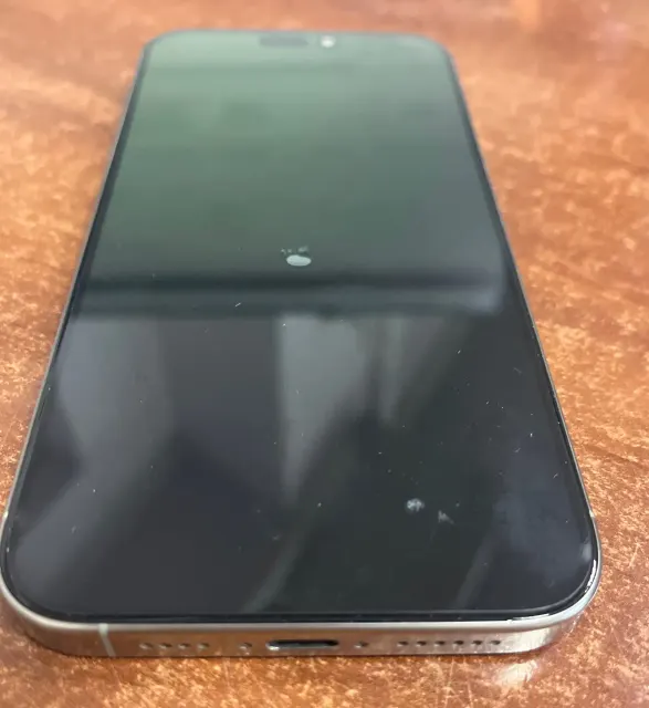 Сотовый телефон марки iPhone Разбит экран, (ЗАБЛОКИРОВАН)