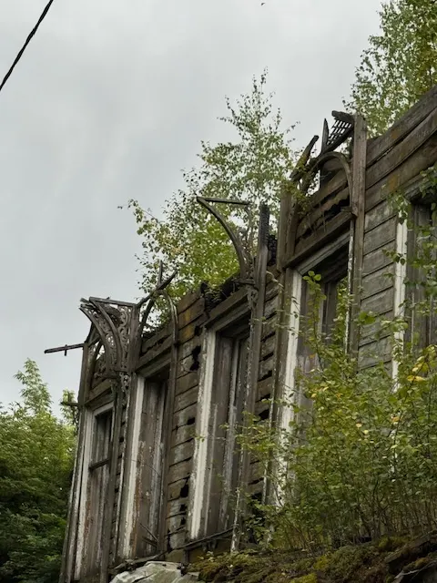 Бывший дом купца Курбатова (нач. XIX - 2-я пол. XIX вв.) ( объект культурного наследия федерального значения «Усадьба Курбатова, начало - 2 половина  XIX вв.»), кадастровый номер 35:19:0103003:291, площадь 542,8  кв. м., назначение: нежилое, количество этажей - 2, в том числе подземных 1, инвентарный номер 2741 расположенный по адресу: Вологодская область, р-н Устюженский, г Устюжна, ул. Правая Набережная реки Мологи, д 15