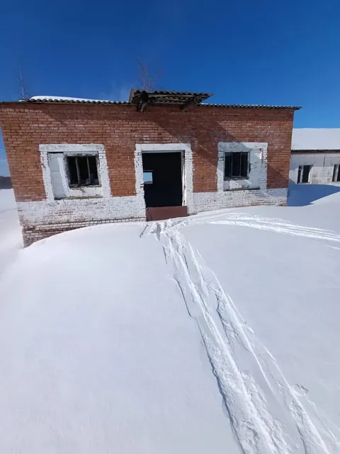 Нежилое здание  и земельный участок