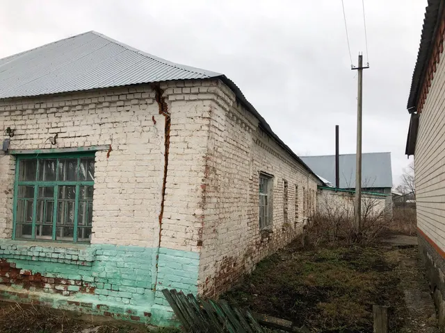 Нежилое здание (бывший ФАП) общей площадью 419, 4 кв.м. с земельным участком, расположенном под зданием, площадью 1933 кв.м., кадастровый номер земельного участка 58:08:0600301:68